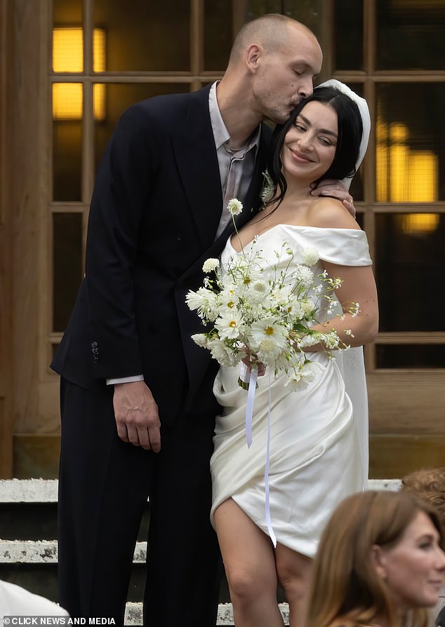 Hành động khó chấp nhận được của người yêu cũ Taylor Swift- Ảnh 2. Hành động khó chấp nhận được của người yêu cũ Taylor Swift- Ảnh 2.