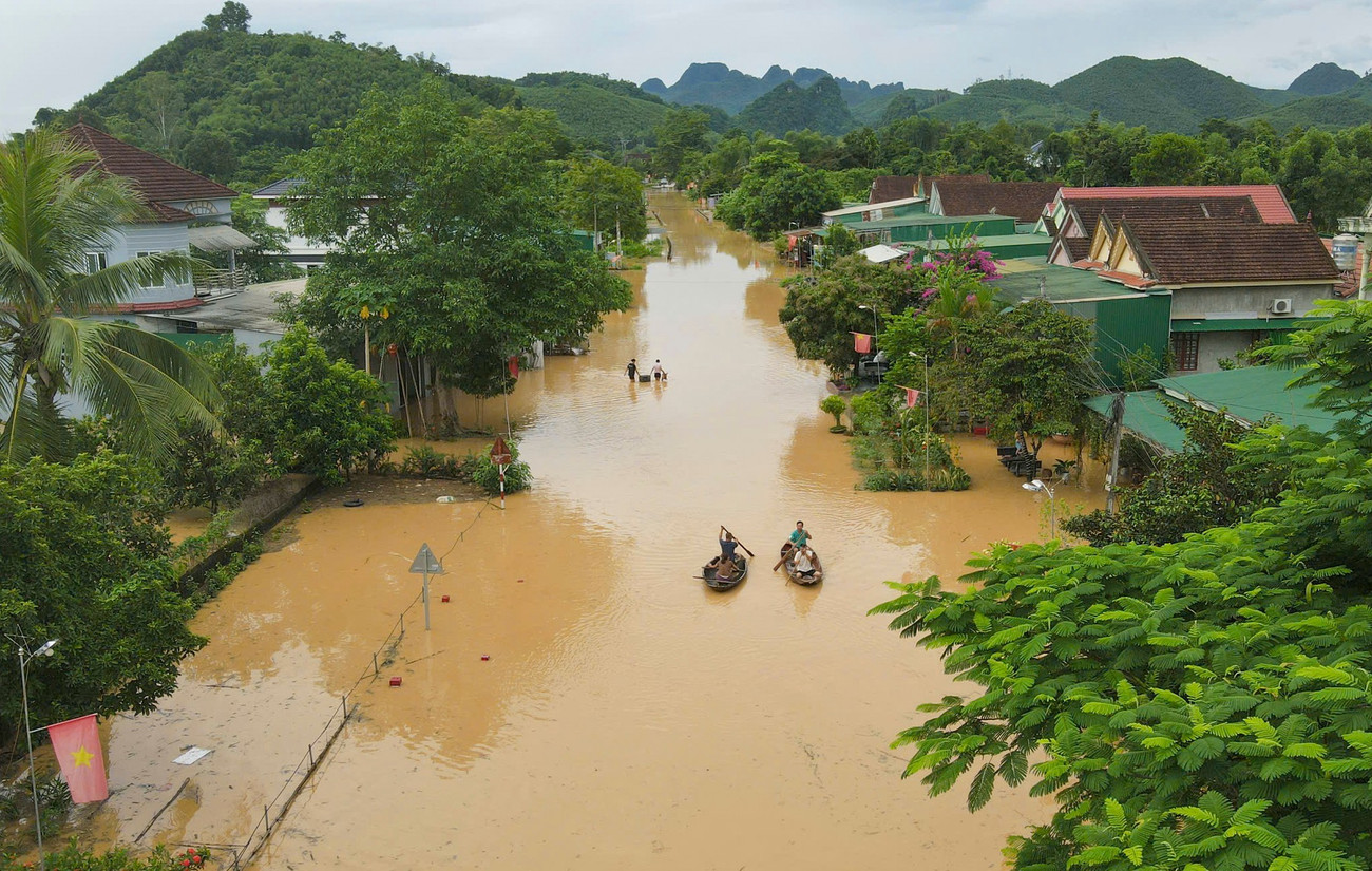 Lũ trên sông Lam dâng cao , người dân Nghệ An chèo thuyền sơ tán tài sản - Ảnh 4.