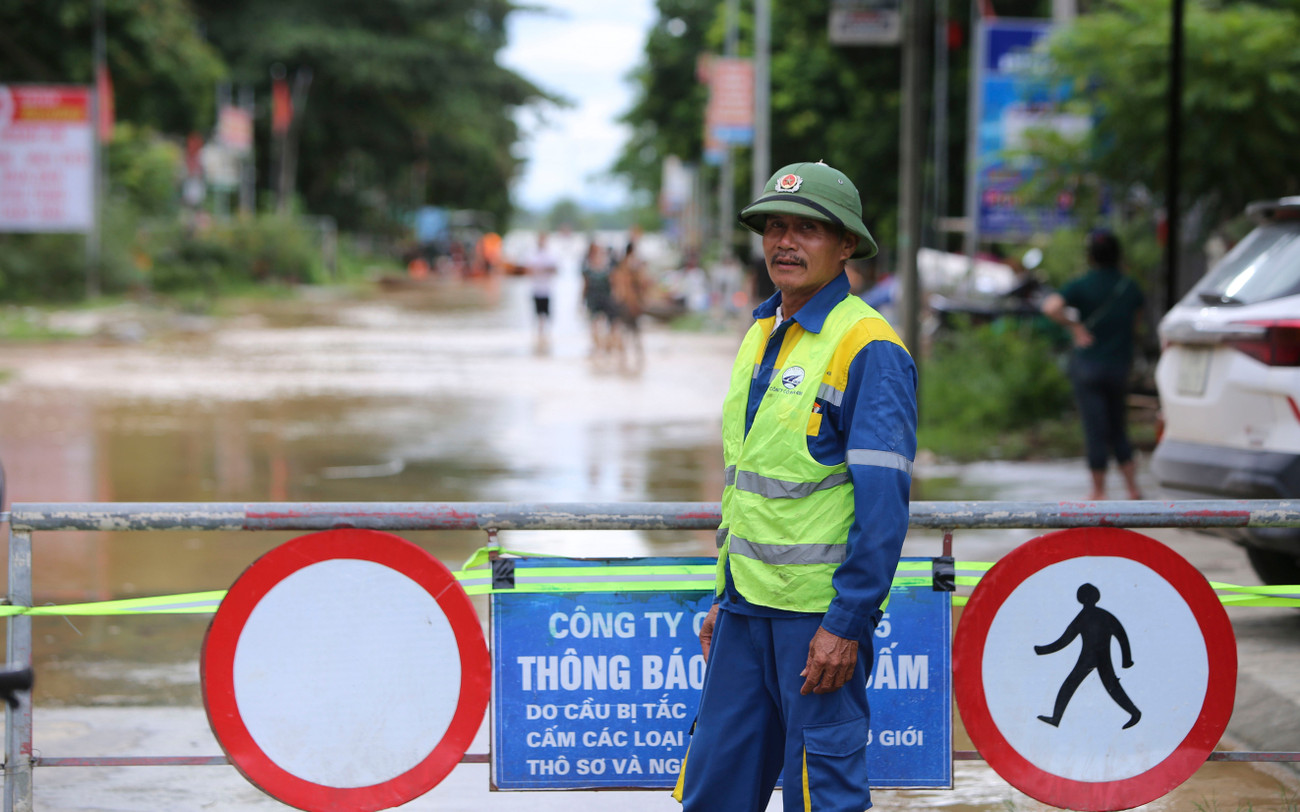 Lũ trên sông Lam dâng cao , người dân Nghệ An chèo thuyền sơ tán tài sản - Ảnh 12.