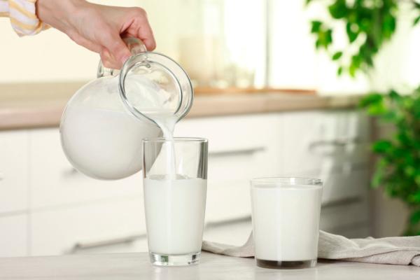 Uống sữa bảo vệ và ngăn ngừa tắc mạch máu nhưng khi uống cần lưu ý 3 điều để bảo vệ dạ dày, giảm cholesterol- Ảnh 1.