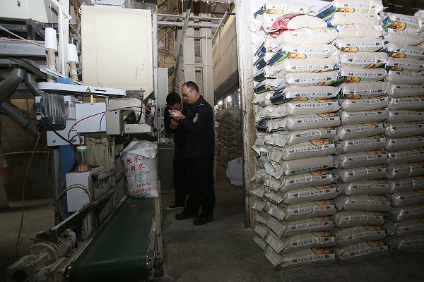 Tịch thu hơn 1 .000 tấn gạo nhập lậu, triệt phá 7 đường dây buôn lậu - Ảnh 1.