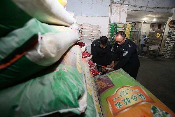 Tịch thu hơn 1 .000 tấn gạo nhập lậu, triệt phá 7 đường dây buôn lậu - Ảnh 2.