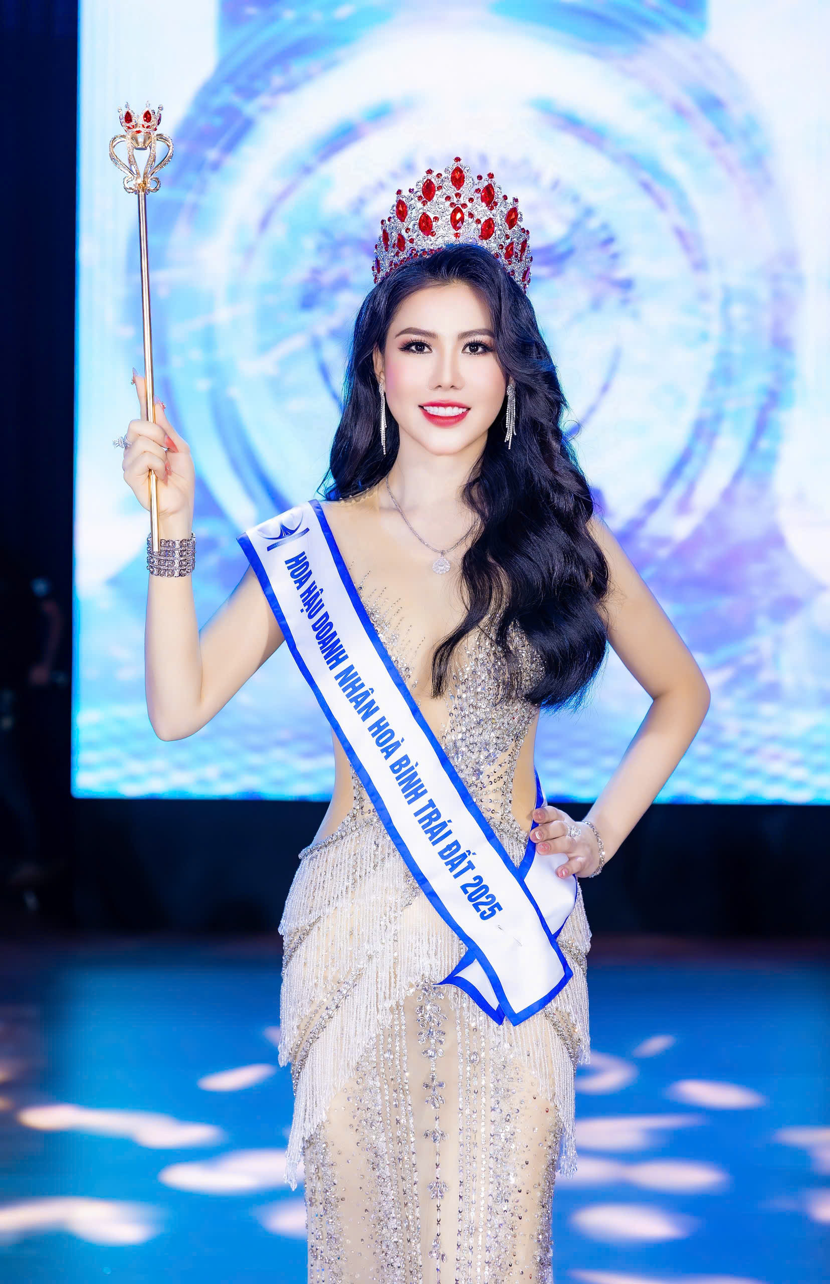 Doanh nhân gốc Tiền Giang đăng quang Hoa hậu Doanh nhân Hòa bình Trái đất 2025- Ảnh 2.