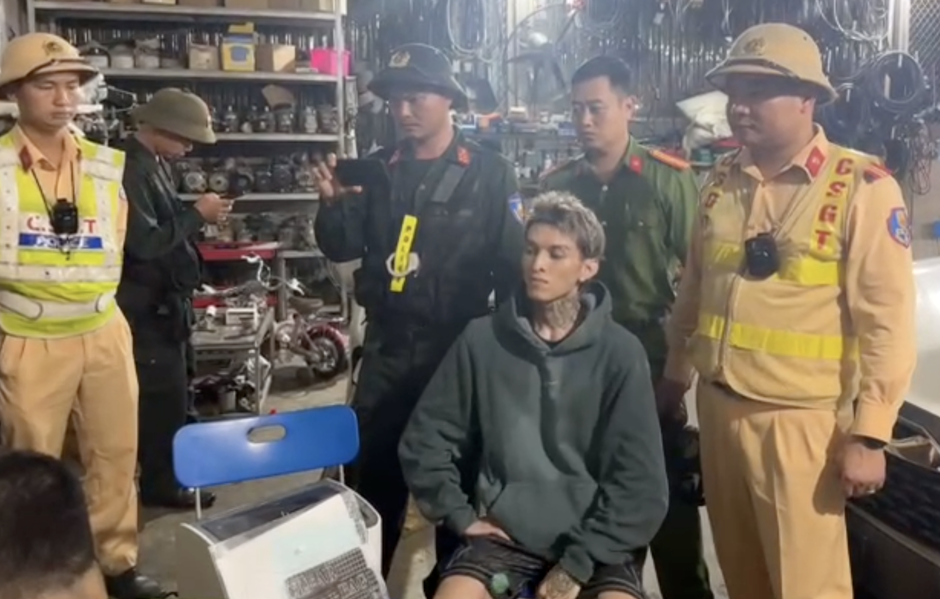 CSGT truy bắt rapper Bình Gold vi phạm giao thông và sử dụng ma túy trên cao tốc - Ảnh 4.