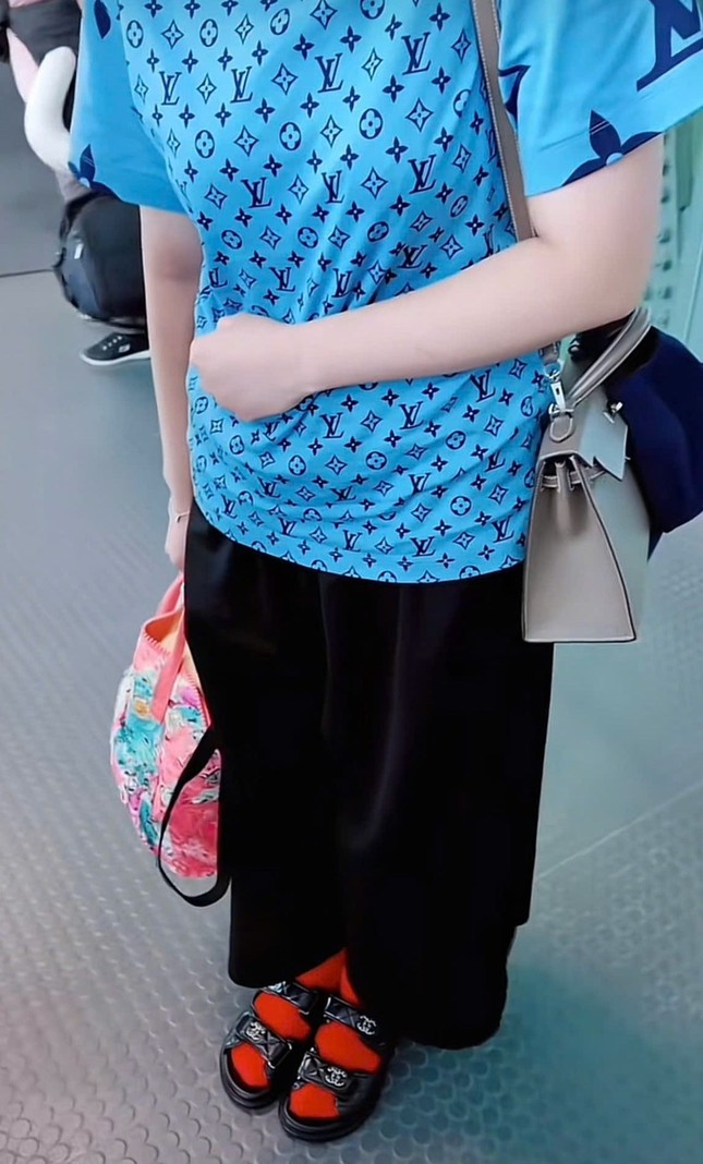 Vợ Duy Mạnh bị chính chị gái chê "mặc đồ hiệu mà không sang" - Ảnh 3. Vợ Duy Mạnh bị chính chị gái chê "mặc đồ hiệu mà không sang" - Ảnh 3.