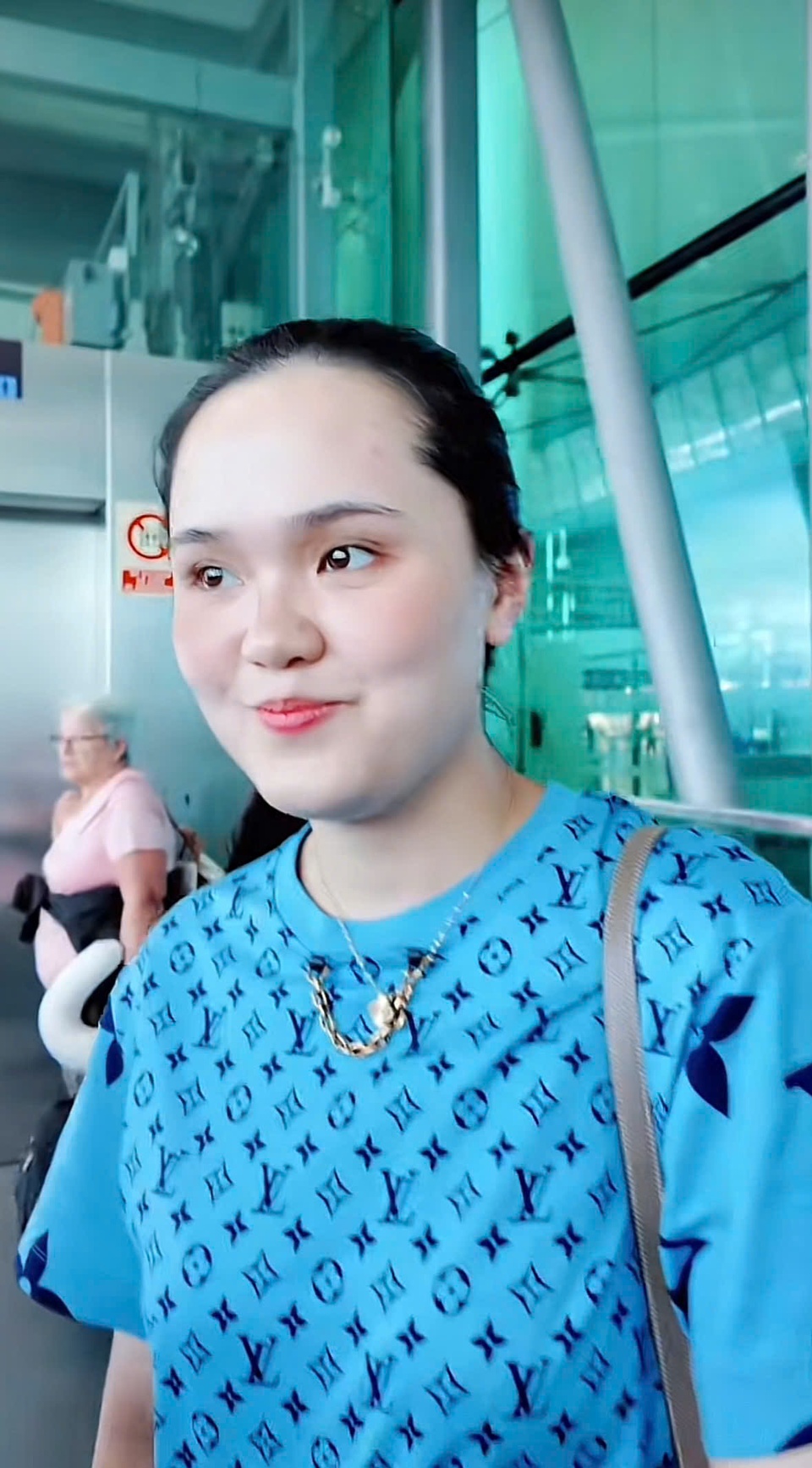 Vợ Duy Mạnh bị chính chị gái chê "mặc đồ hiệu mà không sang" - Ảnh 2. Vợ Duy Mạnh bị chính chị gái chê "mặc đồ hiệu mà không sang" - Ảnh 2.