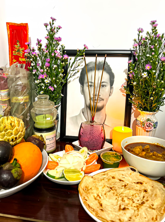 Ca sĩ chuyển giới đầu tiên của Việt Nam: 13 năm độc thân, thờ chồng, U60 vẫn thích chơi búp bê - Ảnh 2.