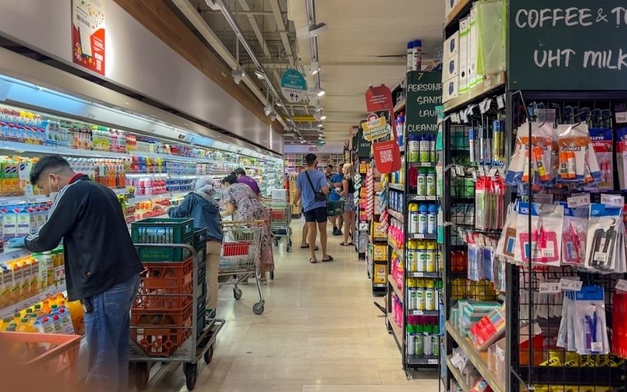 Nước láng giềng Việt Nam sắp giảm giá xăng, phát hơn 600.000 VNĐ tiền mặt mỗi người cho 22 triệu dân