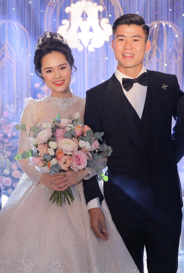 Vợ Duy Mạnh bị chính chị gái chê "mặc đồ hiệu mà không sang" - Ảnh 6. Vợ Duy Mạnh bị chính chị gái chê "mặc đồ hiệu mà không sang" - Ảnh 6.