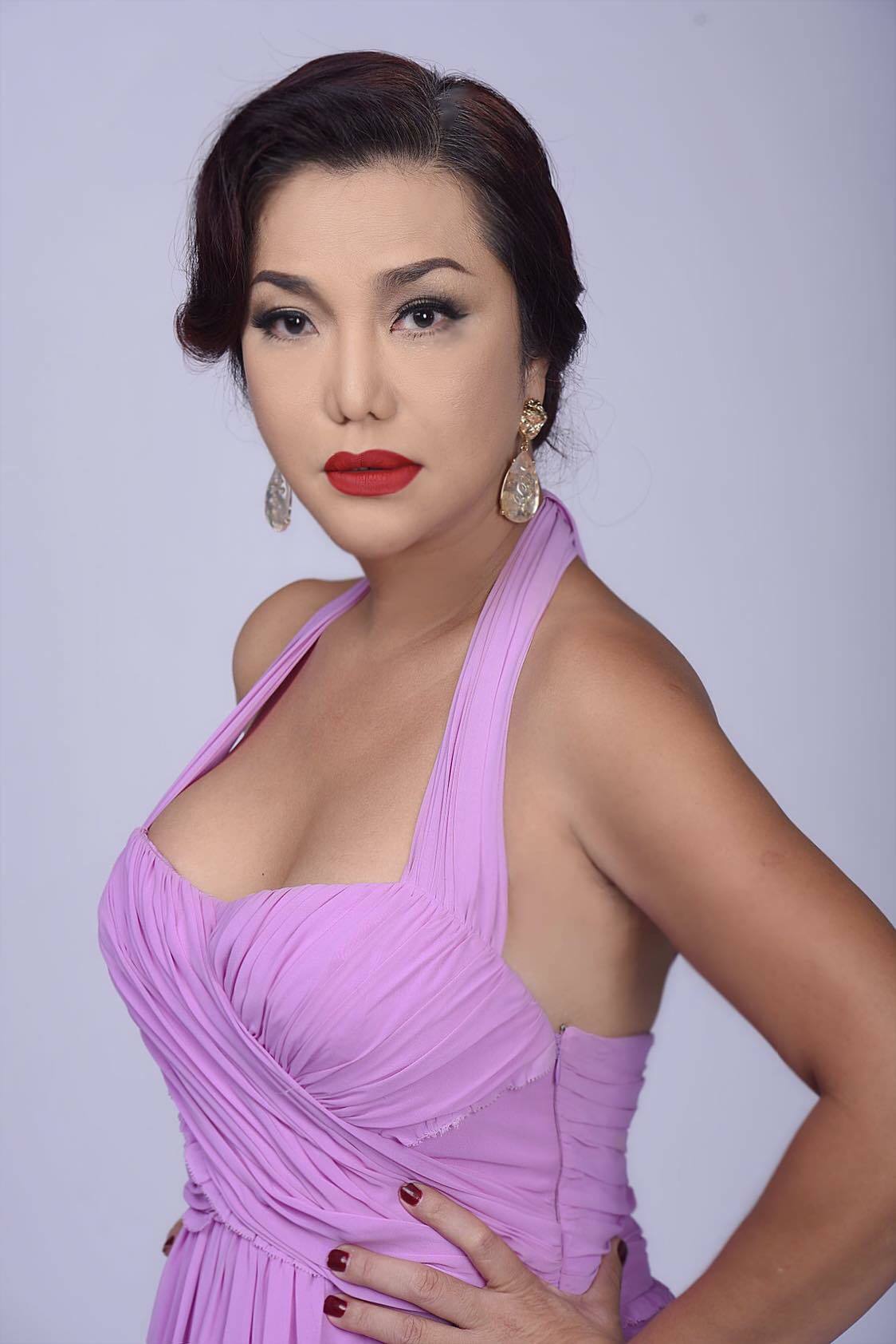 Ca sĩ chuyển giới đầu tiên của Việt Nam: 13 năm độc thân, thờ chồng, U60 vẫn thích chơi búp bê - Ảnh 1.