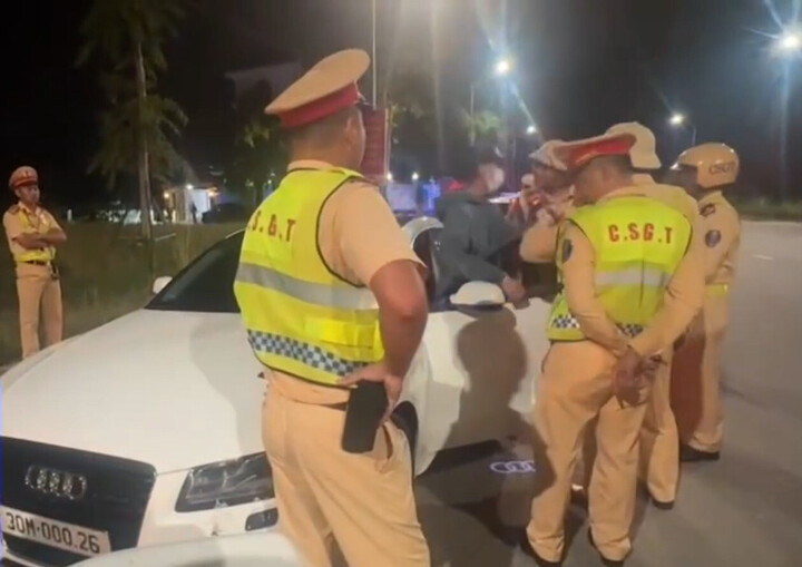 CSGT truy bắt t&agrave;i xế Audi dương t&iacute;nh với ma t&uacute;y tr&ecirc;n cao tốc Nội B&agrave;i - L&agrave;o Cai - Ảnh 2.