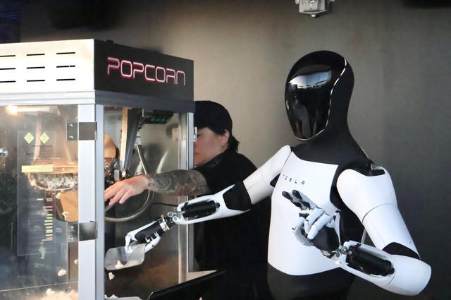 Tesla Ra Mắt Trạm Sạc Với Phong Cách Độc Lạ, Mỗi Tội Robot Optimus Xúc Bỏng Ngô Mà Vãi Như Trẻ Con Học Dùng Thìa- Ảnh 1. Tesla Ra Mắt Trạm Sạc Với Phong Cách Độc Lạ, Mỗi Tội Robot Optimus Xúc Bỏng Ngô Mà Vãi Như Trẻ Con Học Dùng Thìa- Ảnh 1.