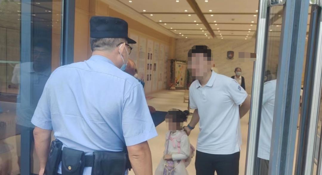 Ông nội lần đầu đưa cháu gái đi học, chỉ ít phút sau trường mầm non phải báo cảnh sát- Ảnh 1. Ông nội lần đầu đưa cháu gái đi học, chỉ ít phút sau trường mầm non phải báo cảnh sát- Ảnh 1.