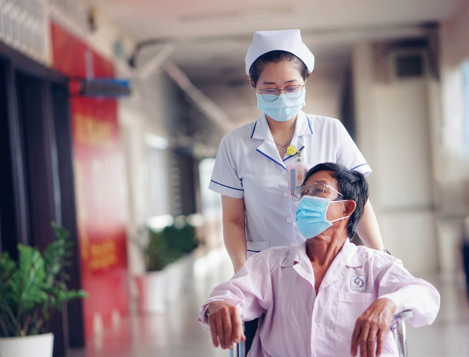 Phụ cấp quá thấp, nhân viên y tế mong có chính sách đãi ngộ tương xứng- Ảnh 1.