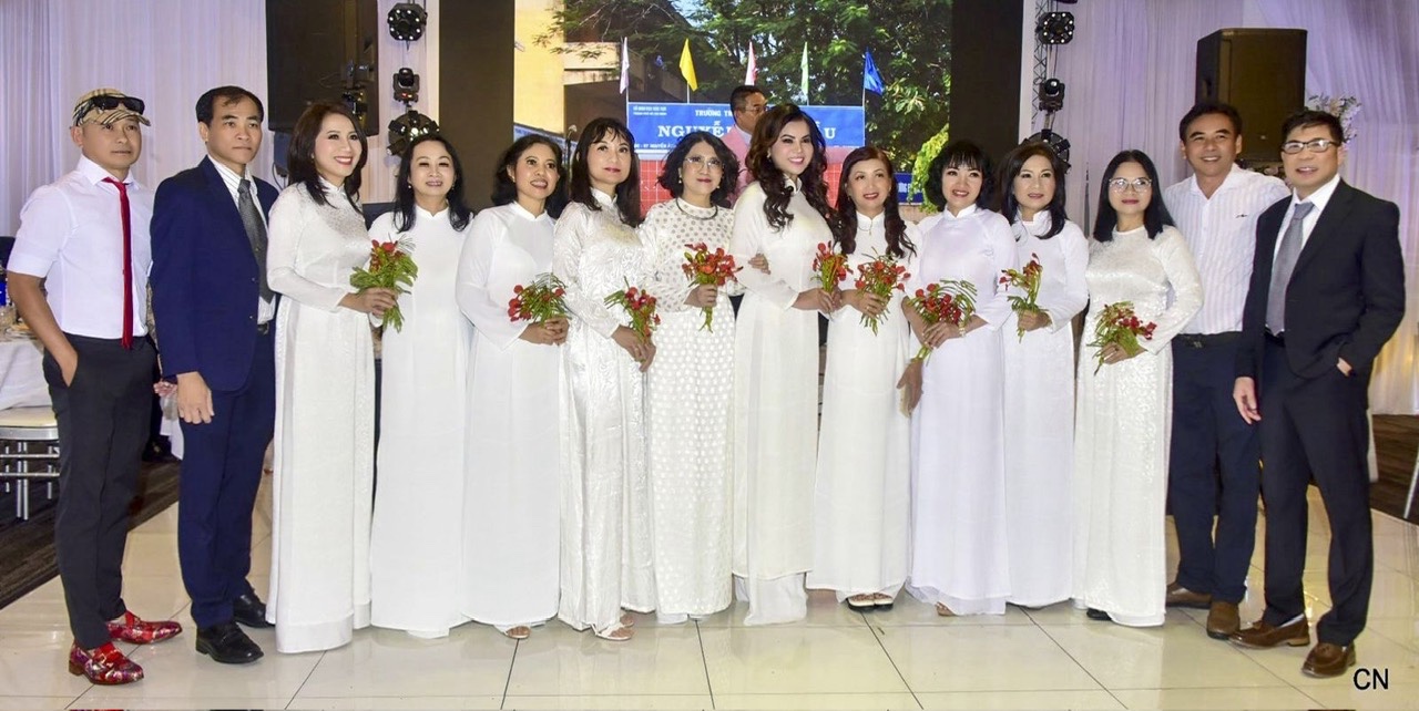 Hoa hậu Kim Hồng hát tặng thầy cô trong buổi gặp mặt bạn học cũ tại Mỹ- Ảnh 1.