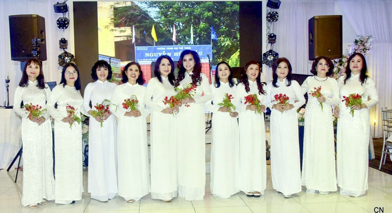 Hoa hậu Kim Hồng hát tặng thầy cô trong buổi gặp mặt bạn học cũ tại Mỹ- Ảnh 2.
