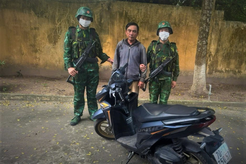Bắt đối tượng vận chuyển xe máy trộm cắp qua biên giới tại Tây Ninh - Ảnh 1.