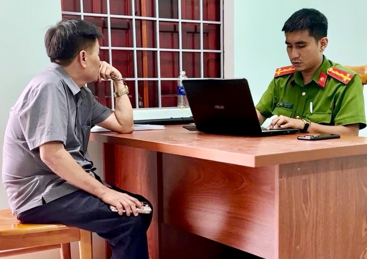 Xôn xao clip người đàn ông lái ô tô dọa tông người dân - Ảnh 1.