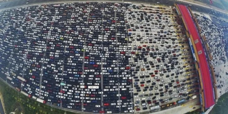 Vụ tắc đường lâu nhất thế giới: 12 ngày mắc kẹt, kéo dài 100 km, hình thành cả 'nền kinh tế chợ đen' giữa đường!- Ảnh 1.