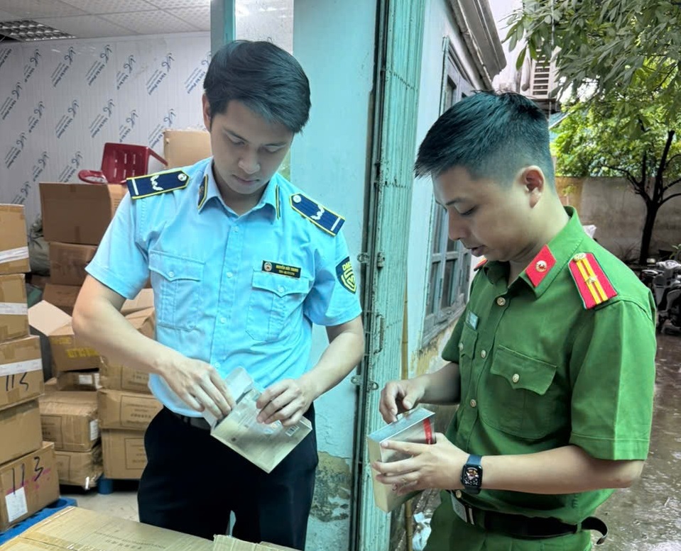 Lật tẩy kho mặt nạ Lucenbase nhập lậu giữa Thủ đô: 15.000 sản phẩm không rõ nguồn gốc - Ảnh 1.