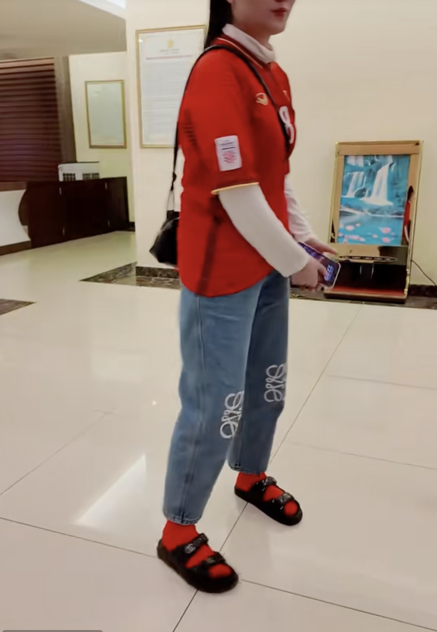 Vợ Duy Mạnh bị chính chị gái chê "mặc đồ hiệu mà không sang" - Ảnh 4. Vợ Duy Mạnh bị chính chị gái chê "mặc đồ hiệu mà không sang" - Ảnh 4.