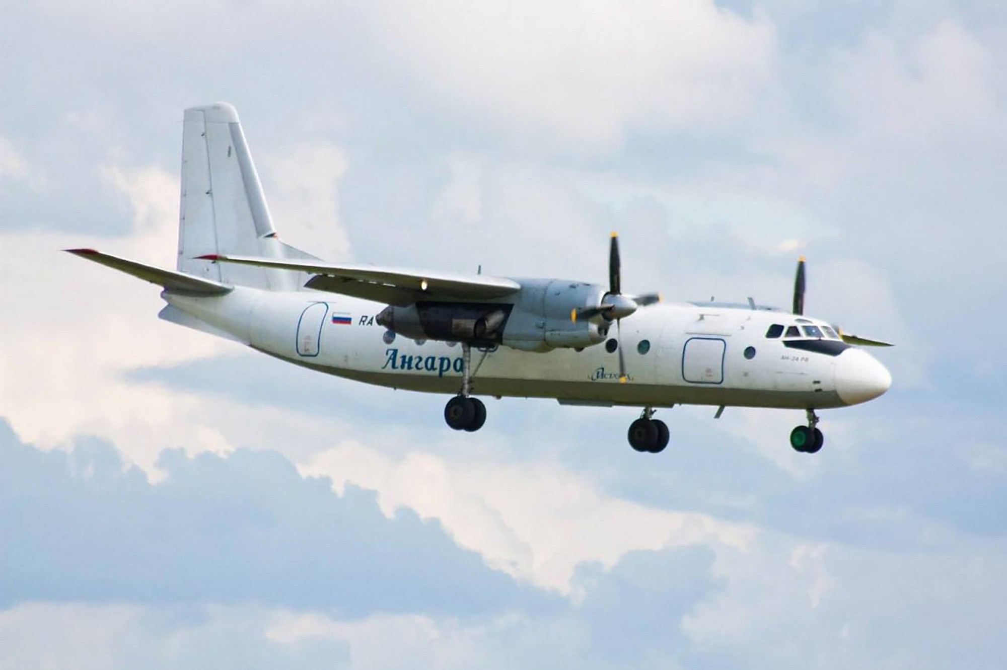 Cập nhật vụ máy bay chở 49 người mất tích: Mảnh vỡ đã được tìm thấy - Ảnh 1.