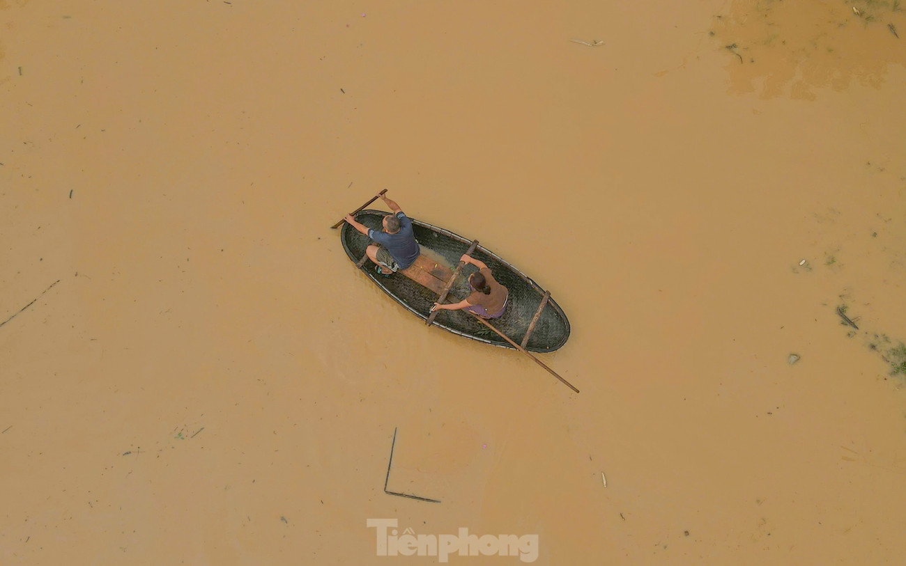 Lũ trên sông Lam dâng cao , người dân Nghệ An chèo thuyền sơ tán tài sản - Ảnh 6.