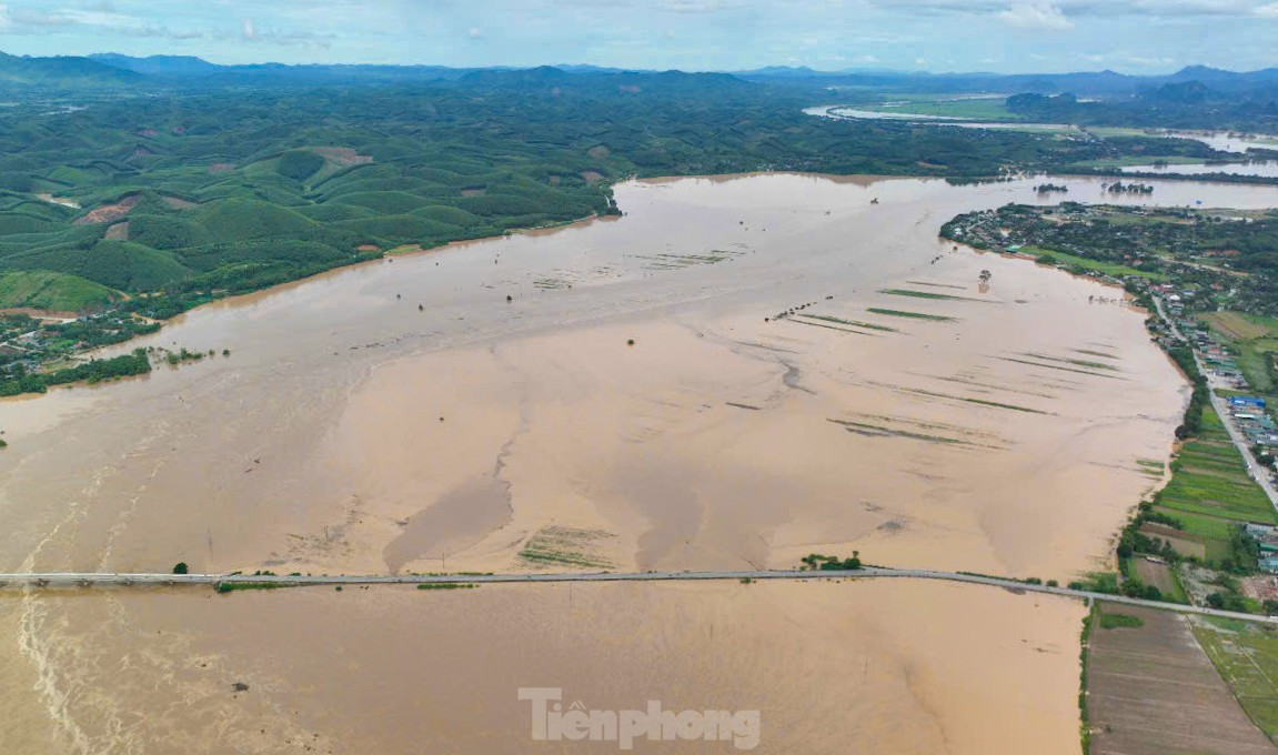 Lũ trên sông Lam dâng cao , người dân Nghệ An chèo thuyền sơ tán tài sản - Ảnh 1.