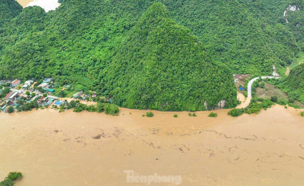 Lũ trên sông Lam dâng cao , người dân Nghệ An chèo thuyền sơ tán tài sản - Ảnh 11.