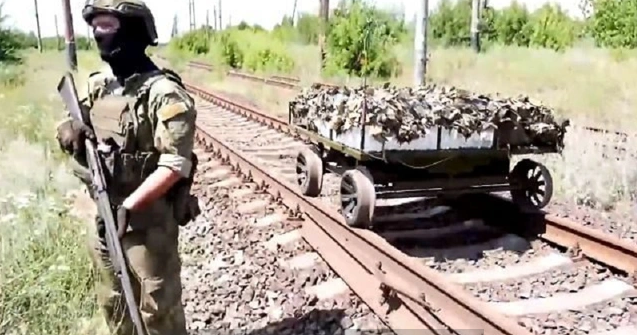 Đoàn tàu không người lái của Nga: Giải pháp công nghệ độc đáo trên chiến trường Ukraine - Ảnh 1.