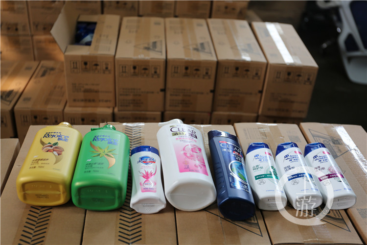 Đột kích xe tải bỏ hoang lúc 3 giờ sáng, công an triệt phá đường dây sản xuất dầu gội Clear, Head & Shoulders giả, tịch thu 20 tấn sản phẩm - Ảnh 3.