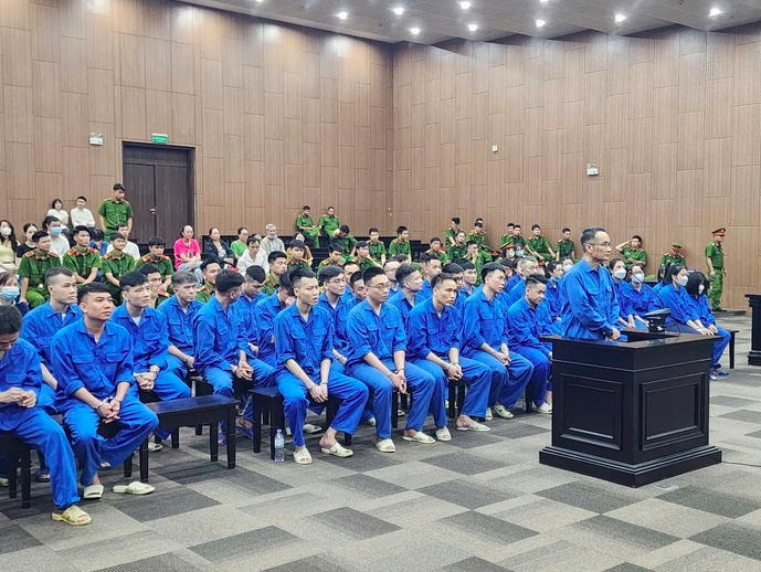 Tạm giữ tài xế xe buýt tông tử vong vợ chồng đi xe máy tại Thanh Hóa - Ảnh 2.