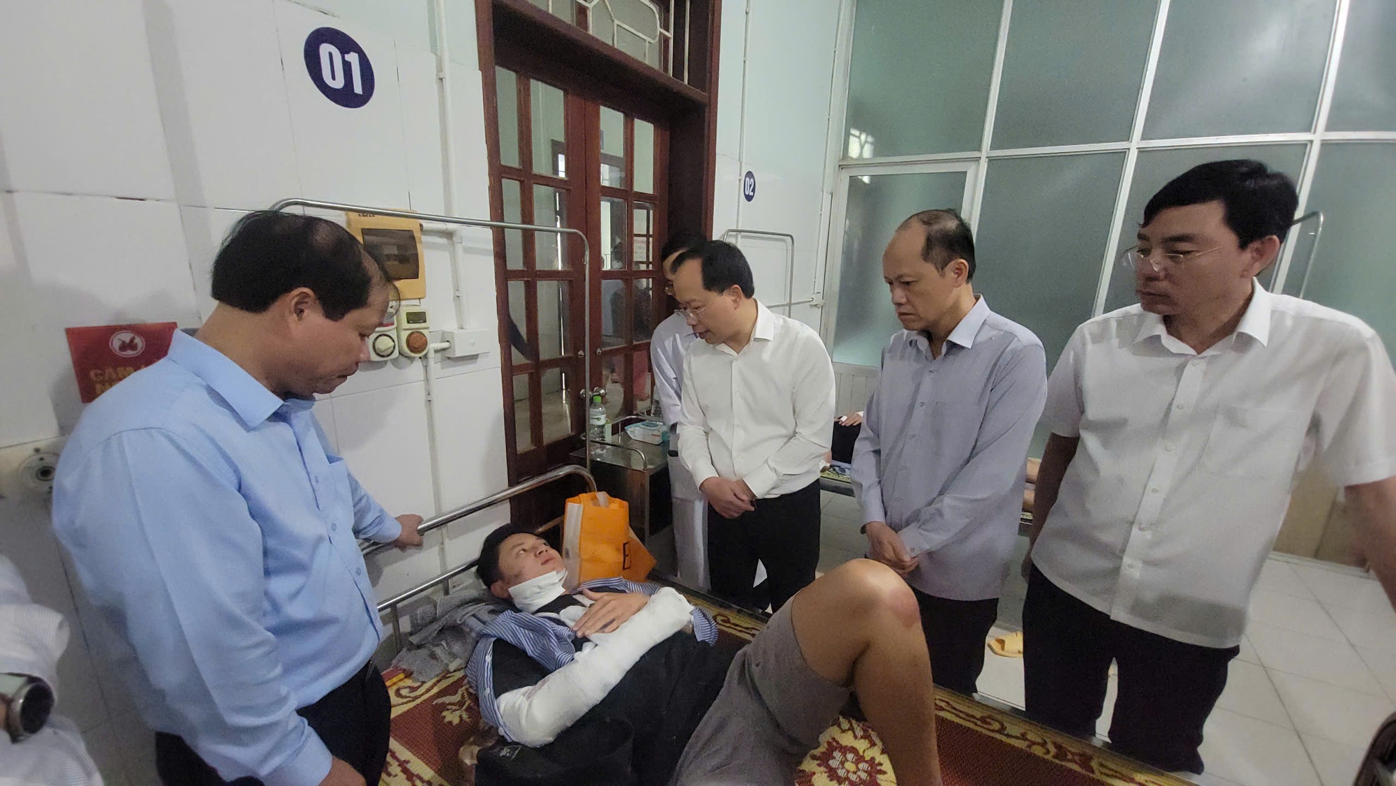 Nạn nhân vụ xe khách lật ở Hà Tĩnh kể lại khoảnh khắc kinh hoàng trong đêm - Ảnh 3.