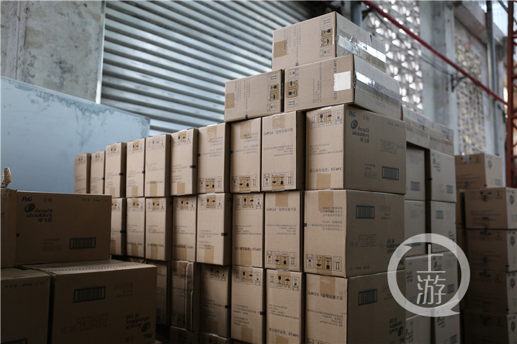 Đột kích xe tải bỏ hoang lúc 3 giờ sáng, công an triệt phá đường dây sản xuất dầu gội Clear, Head & Shoulders giả, tịch thu 20 tấn sản phẩm - Ảnh 1.