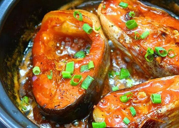 Có nên rán cá trước khi kho để món ăn thêm ngon và hấp dẫn hơn? - Ảnh 1.