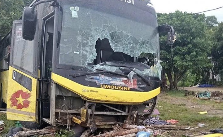 Lật xe khách trên quốc lộ 1A Hà Tĩnh khiến 9 người chết và 15 người bị thương - Ảnh 1.