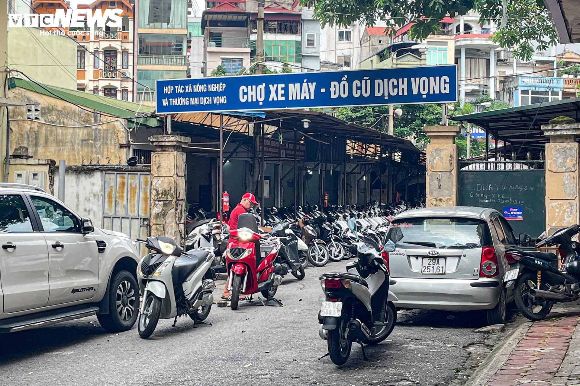 "Thủ phủ" xe máy cũ ở Hà Nội ế ẩm trước thông tin xe xăng sắp bị thay thế- Ảnh 1.