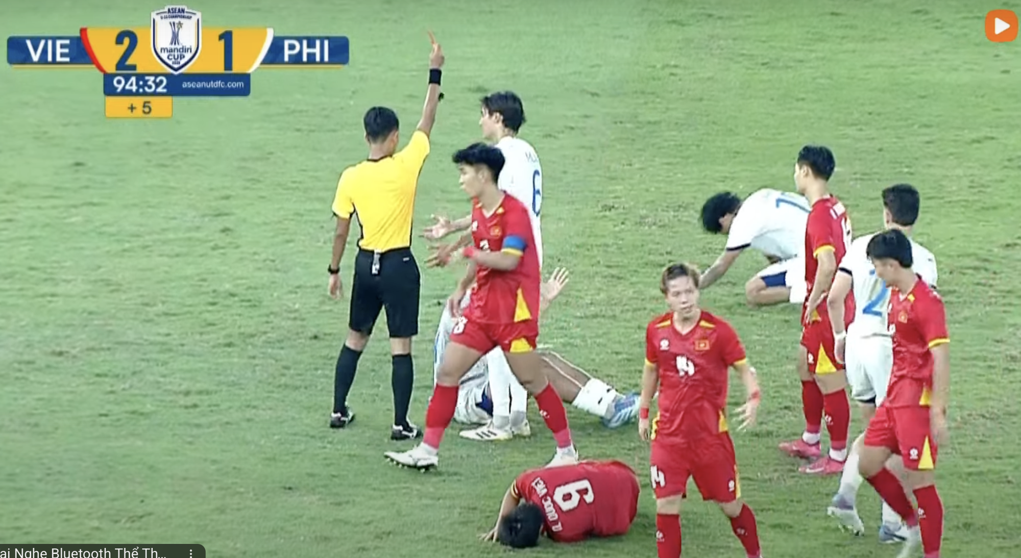 Hy hữu, trọng tài rút nhầm thẻ đỏ ở trận U23 Việt Nam- Ảnh 2.