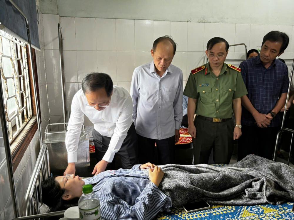 Vụ lật xe khách ở Hà Tĩnh: Bí thư Tỉnh ủy Nguyễn Duy Lâm đến thăm nạn nhân - Ảnh 7.