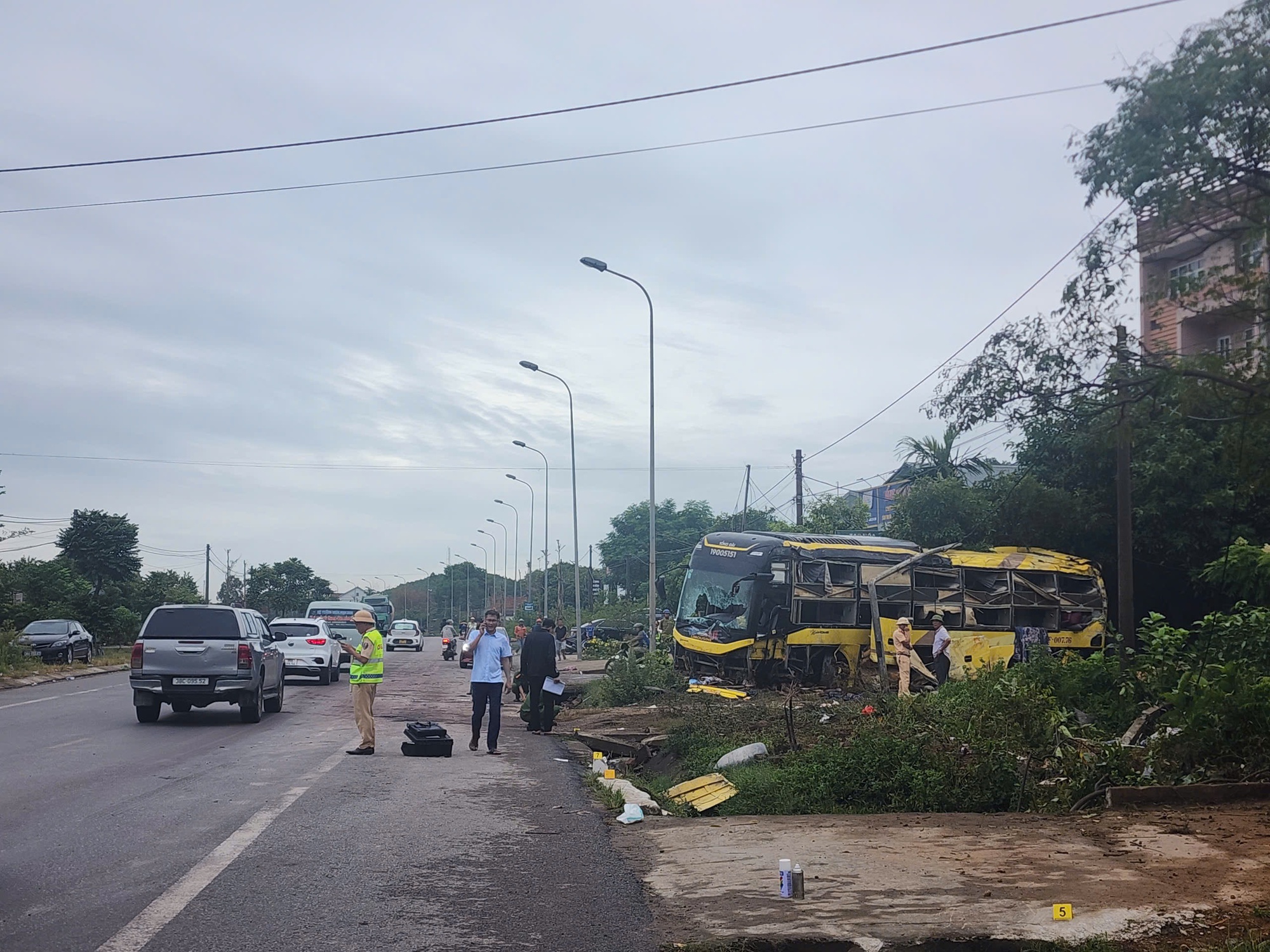 Nhân chứng kể lại khoảnh khắc kinh hoàng vụ lật xe khách ở Hà Tĩnh - Ảnh 6.