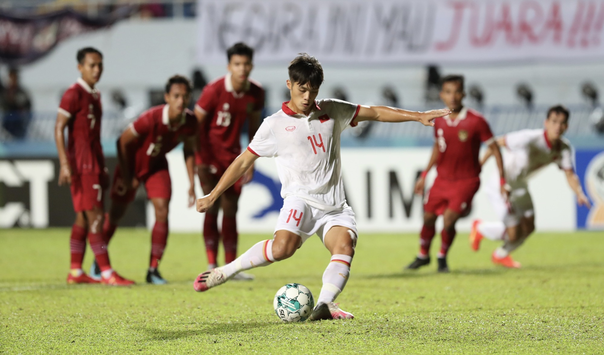Giải Đông Nam Á: Tuyển U23 Việt Nam san bằng kỷ lục; HLV Kim Sang-sik đứng trước cột mốc lịch sử - Ảnh 3.