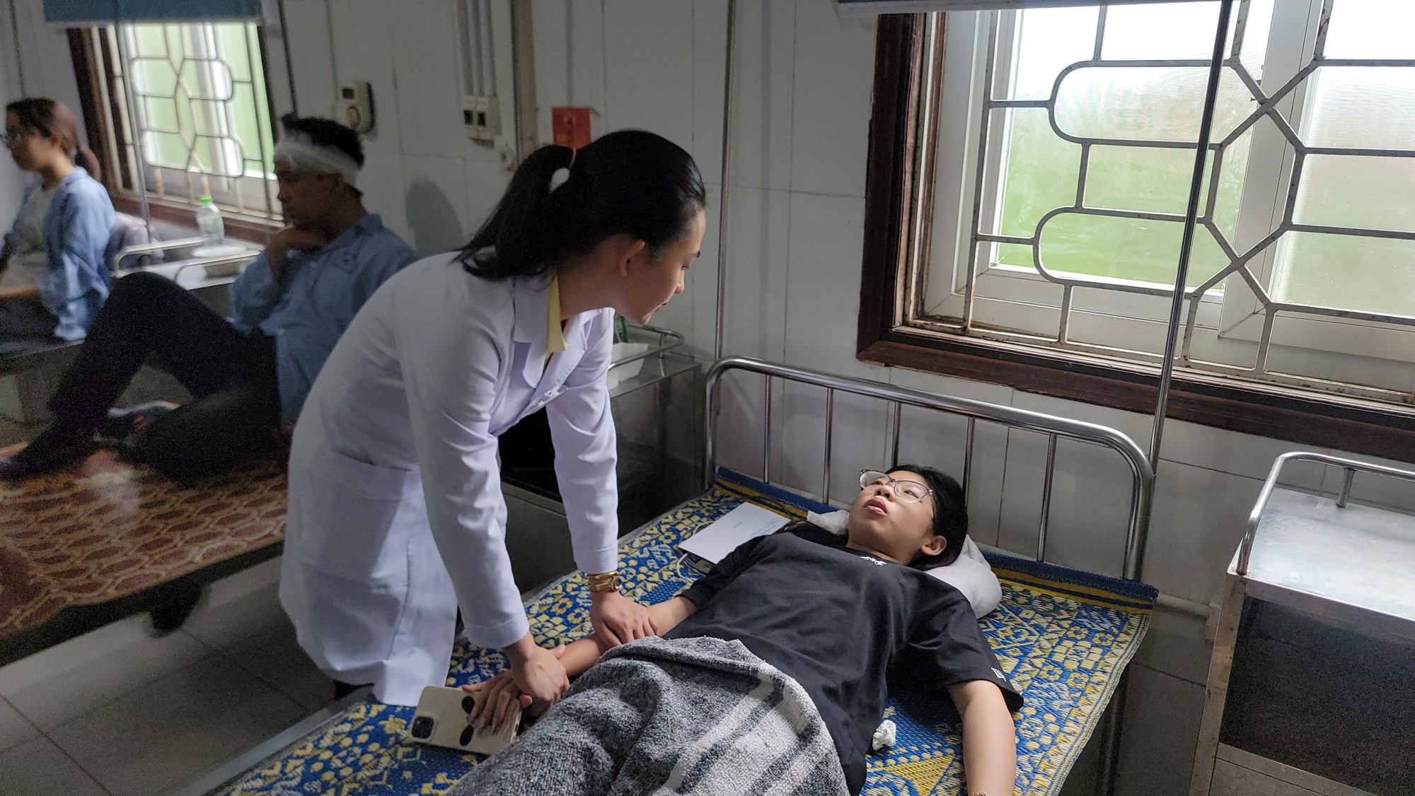 Nạn nhân vụ xe khách lật ở Hà Tĩnh kể lại khoảnh khắc kinh hoàng trong đêm - Ảnh 5.