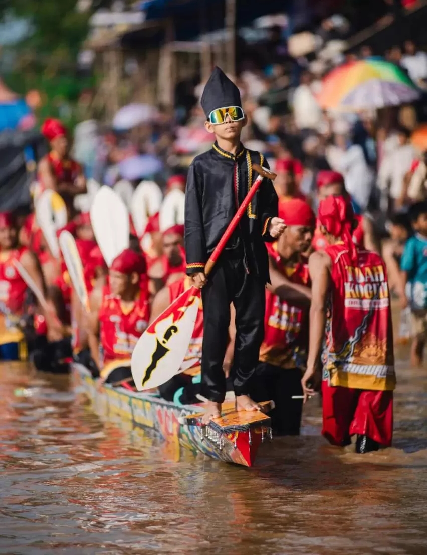 Cậu bé 11 tuổi tiết lộ sự thật về điệu nhảy trên mũi thuyền gây sốt toàn cầu: Cuộc sống hiện tại gây chú ý- Ảnh 5. Cậu bé 11 tuổi tiết lộ sự thật về điệu nhảy trên mũi thuyền gây sốt toàn cầu: Cuộc sống hiện tại gây chú ý- Ảnh 5.
