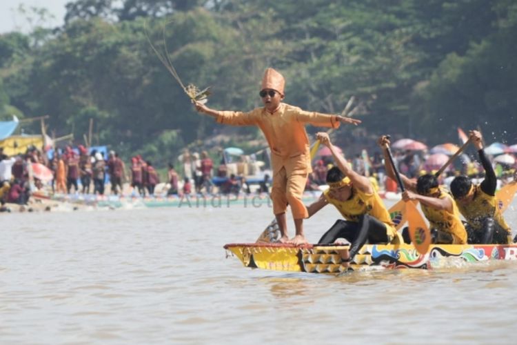 Cậu bé 11 tuổi tiết lộ sự thật về điệu nhảy trên mũi thuyền gây sốt toàn cầu: Cuộc sống hiện tại gây chú ý- Ảnh 6. Cậu bé 11 tuổi tiết lộ sự thật về điệu nhảy trên mũi thuyền gây sốt toàn cầu: Cuộc sống hiện tại gây chú ý- Ảnh 6.