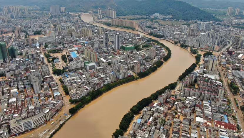 Trung Quốc: Lượng mưa 1 năm tr&uacute;t xuống trong 1 ng&agrave;y, h&agrave;ng chục ng&agrave;n người d&acirc;n bỏ chạy- Ảnh 1.