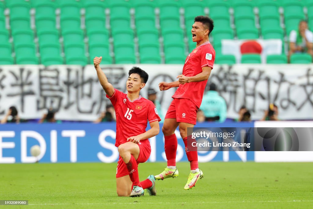Nước cờ gây sốc của ông Troussier cuối cùng lại trở thành “cứu cánh” cho HLV Kim Sang-sik - Ảnh 1.