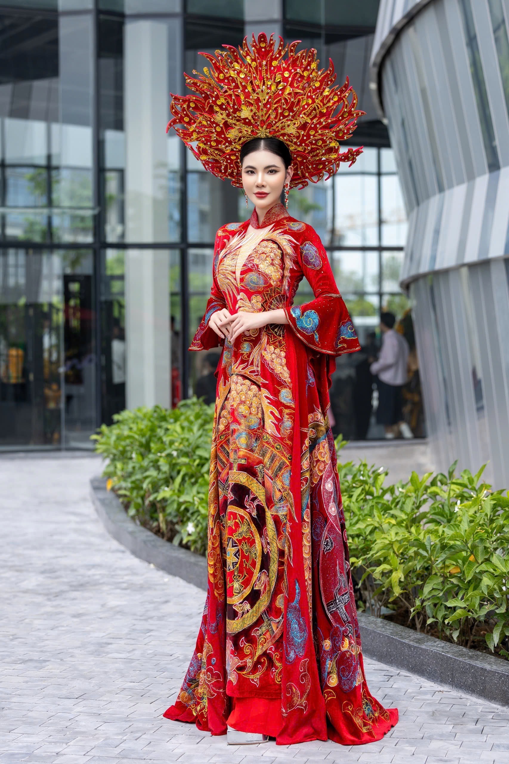 Á hậu Lê Kim Khoẻ khoe dáng với áo dài phượng hoàng của NTK Tommy Nguyễn- Ảnh 1.