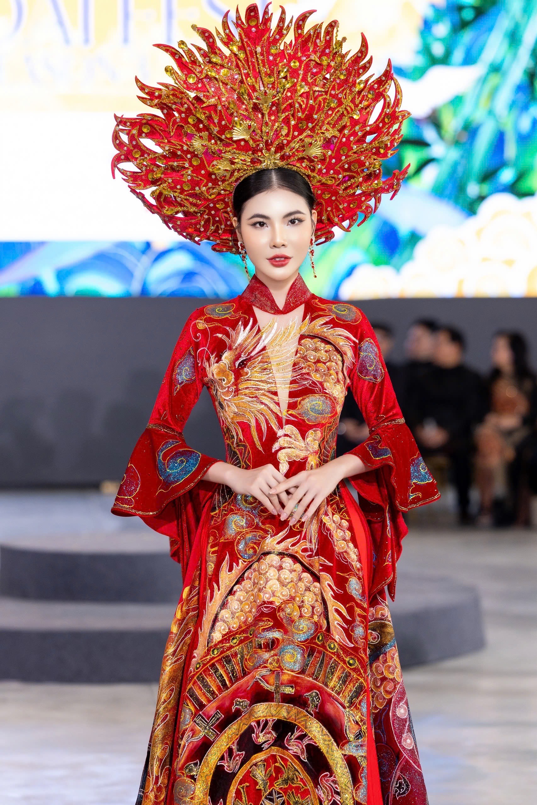 Á hậu Lê Kim Khoẻ khoe dáng với áo dài phượng hoàng của NTK Tommy Nguyễn- Ảnh 6.