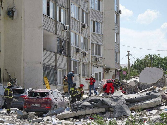 Nổ khí gas khiến toà nhà chung cư 10 tầng sụp đổ: Hiện trường vô cùng hỗn loạn- Ảnh 1.