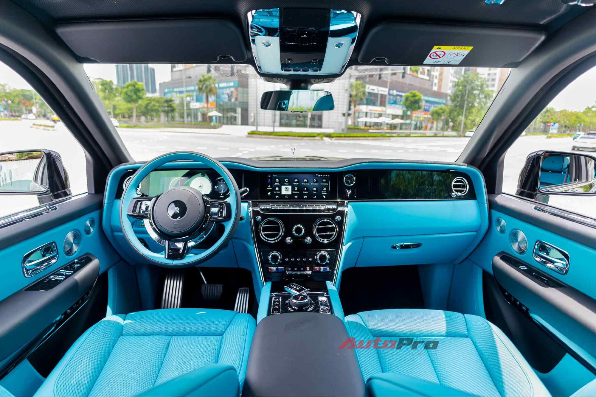 'Biệt thự di động' Rolls-Royce Cullinan Series II đầu tiên tại Việt Nam: Giá đồn đoán hơn 50 tỷ đồng, hàng ghế sau 4 chỗ kiểu thương gia, chưa phải xe duy nhất - Ảnh 3.